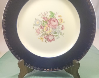 Royal Harvey Staffordshire England, koboltblå blomtallrik med träställ, cirka 1942