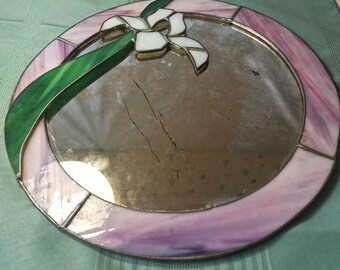 Miroir en verre teinté orné d&#39;une fleur d&#39;iris vintage plus ancienne