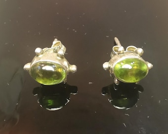 Pendientes de botón artesanales de cabujón de peridoto, plata de ley 925, Tailandia, circa 2000.