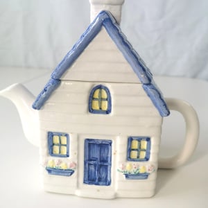 Tea Pot House with Removable Roof aka Lid Vintage