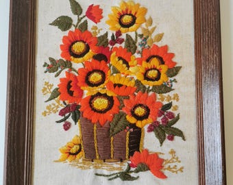 Grande suspension murale vintage 1976 fleurs de soleil brodées Crewel