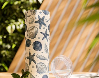 Magere beker Coastal Seashell met rietje, 20 oz | Stranddecor, essentieel voor de zomer, cadeau voor oceaanliefhebbers, reismok, schelpprint