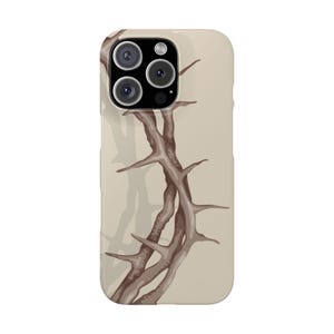 Puede incluir: Una funda de teléfono beige con un diseño de corona de espinas marrón. La corona está centrada en la funda y tiene un aspecto realista.