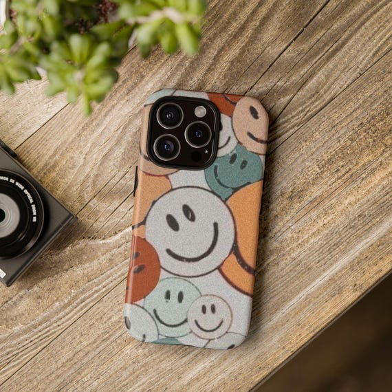スマイリーフェイスのスマホケース、どんなシーンにも使える頑丈な