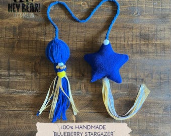 Varinha de Brinquedo para Gatos Blueberry Stargaze | Brinquedo Artesanal de Fio Azul com Rabo de Sino | Brinquedo Interativo para Gatos para Brincar e Enriquecer o Ambiente | Varinha Divertida