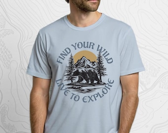 Camiseta gráfica para atividades ao ar livre, presente de acampamento para namorado, camiseta de caminhada, presente para namorada, camiseta, presente para ele, a aventura espera
