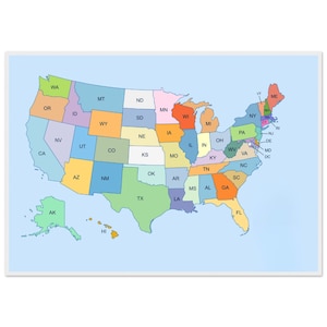 Può includere: Una mappa colorata degli Stati Uniti, con ogni stato delineato ed etichettato con la sua abbreviazione. Gli stati sono riempiti con vari colori, tra cui blu, verde, arancione e viola, su uno sfondo azzurro.