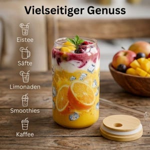 Könnte beinhalten: Ein klares Glasgetränkebehälter gefüllt mit Schichten aus orangefarbenen, weißen und lila Zutaten, garniert mit Früchten und Minze. Der Behälter hat einen Bambusdeckel und einen Glasstrohhalm. Der Text "Vielseitiger Genuss" steht oben, mit Getränke-Symbolen und Namen links.