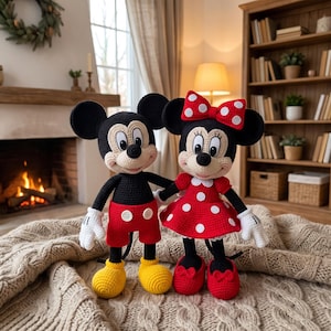 Set van 2 haakpatronen in 1: twee amigurumi muizen, een jongetje in een korte broek en een meisje in een jurk met strik.