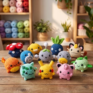 Peut inclure: Une collection de douze petits jouets en peluche crochetés, ronds, aux couleurs et motifs variés, incluant une souris jaune, une créature rose avec des oreilles, une figurine bleue à motif tourbillon et un personnage en forme de champignon.