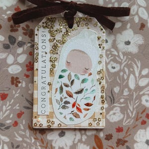 Etiqueta de regalo hecha a mano estilo bohemio: perfecta para una nueva bendición, un baby shower, un bautizo o la llegada de un bebé.