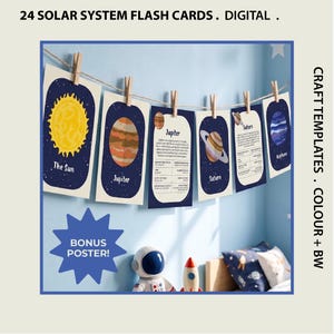 Puede incluir: Un conjunto de 24 tarjetas didácticas digitales del sistema solar. Cada tarjeta muestra un planeta o el sol, con fondos azul marino y texto blanco. Las tarjetas están suspendidas con pinzas en una cuerda. Se incluye un póster adicional.