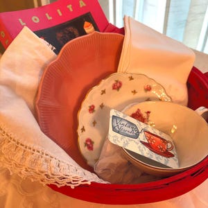 Vintage Geschenkkorb mit Teetasse, Untertasse, Teller, Vintage rosa Wildlederhandschuhen, Karte, Bettwäschebuch. Braut, Freund, Geburtstag oder Selbstfürsorgegeschenk.