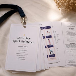 Pode incluir: Um conjunto de cartões de referência rápida para obstetrícia num cordão, composto por cartões brancos com texto e diagramas a preto. O conjunto inclui informações sobre posições de parto, dilatação cervical, posições fetais, sinais vitais e interpretação de CTG, fixados a um cordão azul-escuro.
