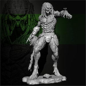 Puede incluir: Una figura de acción Predator detallada en gris y negro con un cuerpo esculpido texturizado y un arma en la mano. La figura está en una postura dinámica con la cabeza girada hacia un lado. La figura está de pie sobre una base gris.