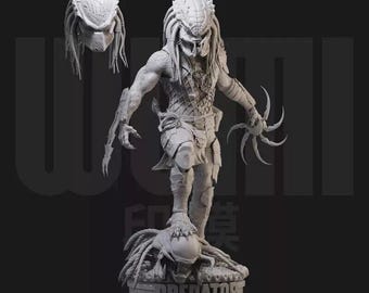 Peut inclure: Figurine blanche détaillée de Predator avec un masque détaché. La figurine est sur une base avec le mot "PREDATOR" et un crâne. Le Predator a des dreadlocks, des griffes acérées et une armure complexe. Un objet de collection.