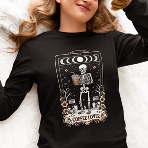 Kaffee-Liebhaber-Skelett, Tarot-Sweatshirt für Kaffeeliebhaber, Geschenk für sie, Kaffee-Liebhaber-Geschenk, Geburtstagsgeschenk, Koffein-Liebhaber-Geschenk