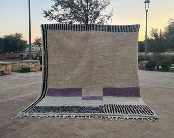 Handgefertigter Beigefarbener Marokkanischer Teppich: Minimalistisches Design mit Akzenten