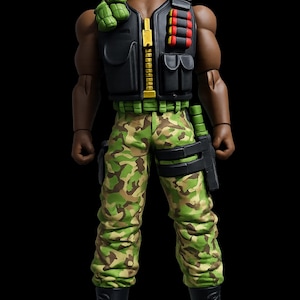Puede incluir: Figura de acción detallada de un soldado con chaleco negro con cremallera dorada, pantalones de camuflaje verde y botas negras. La figura tiene bigote y sostiene un arma. Una granada verde está en el hombro.