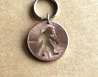 Penny w/ Hand geschnitten Sasquatch/Bigfoot - Custom - Schlüsselanhänger/Anhänger
