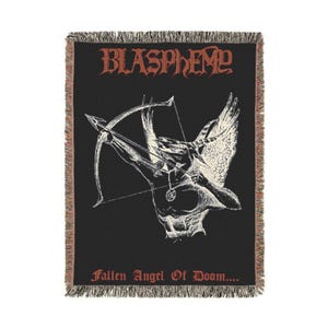Może przedstawiać: Czarny tkany koc z białą ilustracją anioła z łukiem i strzałą. Tekst "BLASPHEME" znajduje się na górze, a "Fallen Angel Of Doom...." na dole. Koc ma frędzelkową krawędź.