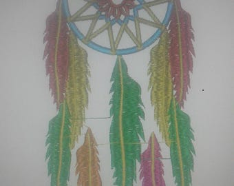 Peut inclure: Un attrape-rêves coloré avec un anneau bleu et un motif en forme d'étoile. Il a plusieurs plumes dans des tons de vert, jaune, orange et rose.