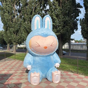Escultura artística inflable gigante de conejo azul de 3,5 m de altura: decoración original para eventos.