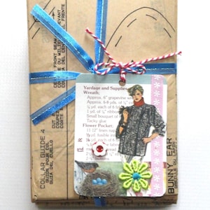 Papier de soie recyclé et étiquette volante cadeau fait main, fournitures d'emballage recyclé, journal indésirable, techniques mixtes, couture collage éphémère, vintage
