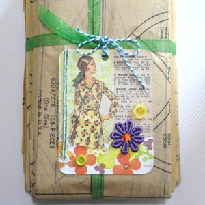 Papier de soie recyclé et étiquette volante cadeau fait main, journal indésirable, techniques mixtes, couture collage éphémère, emballage recyclé