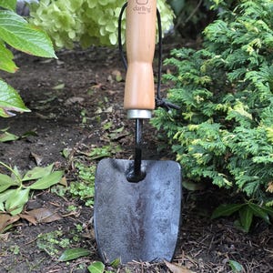 Handgesmede tuinschop: zwaar tuingereedschap
