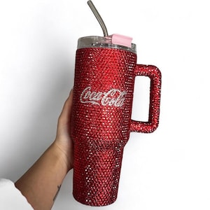 Benutzerdefinierte 40 Unzen handgefertigte Diamanté verschönerte Coca Cola inspirierte Strass Bechertasse - personalisierte Kristall glitzernde Becher mit Strohhalm