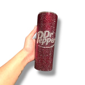 Benutzerdefinierte 20 Unzen handgefertigte Diamanté verschönerte Dr Pepper inspirierte Strass Bechertasse - personalisierte Kristall glitzernde Becher mit Strohhalm
