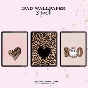 Puede incluir: Tres fondos de pantalla para iPad con temática de Halloween. Uno presenta un corazón con estampado de leopardo sobre un fondo rosa. Otro tiene un corazón negro sobre un fondo de estampado de leopardo. El tercero tiene un fantasma con la palabra "BOO".
