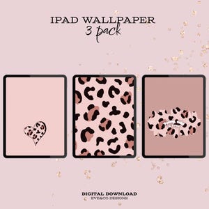 Puede incluir: Tres fondos de pantalla digitales para iPad con un diseño de estampado de leopardo rosa y marrón. Uno presenta un corazón con estampado de leopardo, otro tiene un patrón de estampado de leopardo completo y el tercero tiene una nube con estampado de leopardo con el texto "Young, Wild & Free".