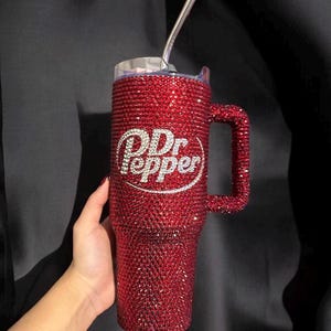 Benutzerdefinierte 40 Unzen handgefertigte Diamanté verschönerte Dr Pepper inspirierte Strass Bechertasse - personalisierte Kristall glitzernde Becher mit Strohhalm