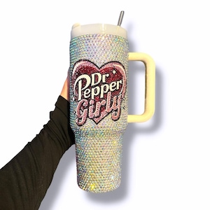 Handgefertigte benutzerdefinierte 40 Unzen Diamanté verzierte Dr Pepper Girly inspirierte Strass Bechertasse - personalisierte Kristall glitzernde Becher mit Strohhalm