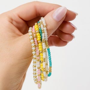 Zierliches Perlenarmband: Pastellfarbener Stretchschmuck, stapelbar & handgemacht