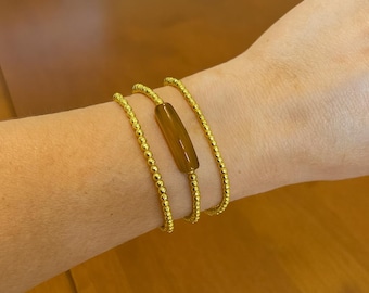 Gold Perlen Armband Set: Stapelbare Stretch Armbänder mit Bar