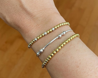 Gold + Silber Perlenarmband-Stapel | Mixed Metal Stretch Armbänder | Zierliche Schmuckstücke für jeden Tag