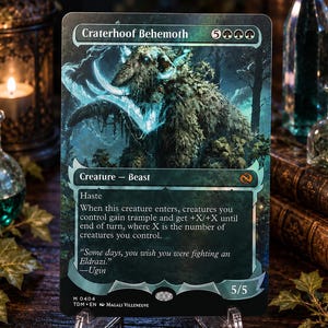Puede incluir: Una carta coleccionable Craterhoof Behemoth que muestra una gran bestia cubierta de musgo con acentos de energía azul brillante. El texto incluye el nombre, coste, tipo de criatura, habilidades, la cita de Ugin y fuerza y resistencia de 5/5.