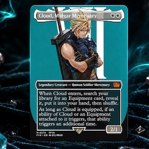 Puede incluir: Una carta coleccionable rectangular que muestra la ilustración de un personaje de pelo puntiagudo con una gran espada a la espalda. La carta se titula Cloud, Midgar Mercenary e incluye texto de juego que describe habilidades, con 2/1 de fuerza.