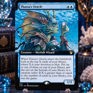 Puede incluir: Una carta coleccionable Thassa's Oracle con la ilustración de un Merfolk Wizard de piel azul. La carta muestra el texto 'Thassa's Oracle', 'Creature — Merfolk Wizard' y las reglas del juego. Tiene un valor de fuerza y resistencia de 1/3.