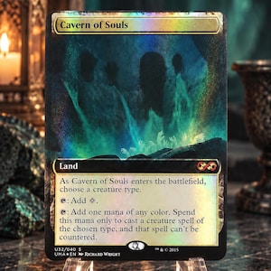 Puede incluir: Una carta coleccionable holográfica Cavern of Souls con ilustraciones de una caverna en azul y verde oscuro, siluetas y manos extendidas. El texto de la carta incluye el nombre, el tipo de tierra y las reglas de juego para añadir maná.