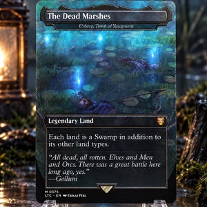Op de afbeelding: Een rechthoekige ruilkaart getiteld The Dead Marshes, met een donker, moerassig landschap met gloeiende blauwe lichten, waterlelies en een ondergedompelde figuur. De tekst luidt Legendary Land en Each land is a Swamp.