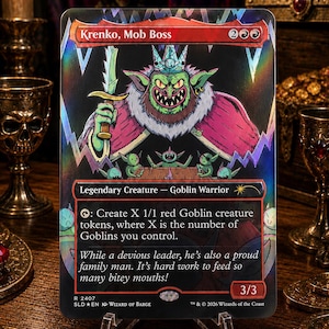 Könnte beinhalten: Eine holografische Magic: The Gathering Sammelkarte mit dem Titel Krenko, Mob Boss, die einen grünen Goblin mit Krone und Schwert zeigt, umgeben von kleineren Goblins. Der Kartentext enthält Spielregeln, einen Flavour-Text und einen 3/3-Wert.