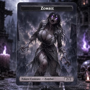 Puede incluir: Una carta coleccionable rectangular con una ilustración de fantasía oscura de un zombi femenino con ojos morados brillantes, ropa hecha jirones y manos con garras. La carta muestra el texto Zombie arriba y Token Creature - Zombie 2/2 abajo.