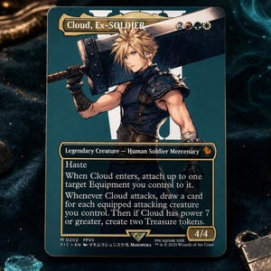 Könnte beinhalten: Eine Sammelkarte mit der Figur Cloud, Ex-SOLDIER, die ein großes Schwert hält. Der Kartentext enthält Haste, Fähigkeitsbeschreibungen und eine Stärke von 4/4. Das Design zeigt einen dunkel-türkisfarbenen Hintergrund mit goldenen Akzenten.