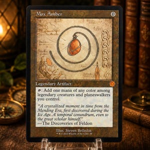 以下が含まれることがあります： Mox Amberのトレーディングカード。羊皮紙の背景に、螺旋状のチェーンに吊るされたオレンジ色の宝石ペンダントのイラストが中央に描かれています。カードには名前、マナコスト0、伝説のアーティファクトというタイプ、およびフレイバーテキストが記載されています。