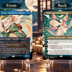Puede incluir: Dos cartas coleccionables de Magic: The Gathering mostradas lado a lado. La carta de la izquierda es Tamiyo, Inquisitive Student, una criatura legendaria azul. La carta de la derecha es el reverso, Tamiyo, Seasoned Scholar, un planeswalker.