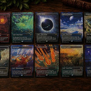 以下が含まれることがあります： 2列に並べられた10枚のMagic: The Gatheringトレーディングカード。各カードには、天体、火山地形、深い森など、暗く雰囲気のあるテーマを描いたユニークなフルアートの風景イラストが施されています。